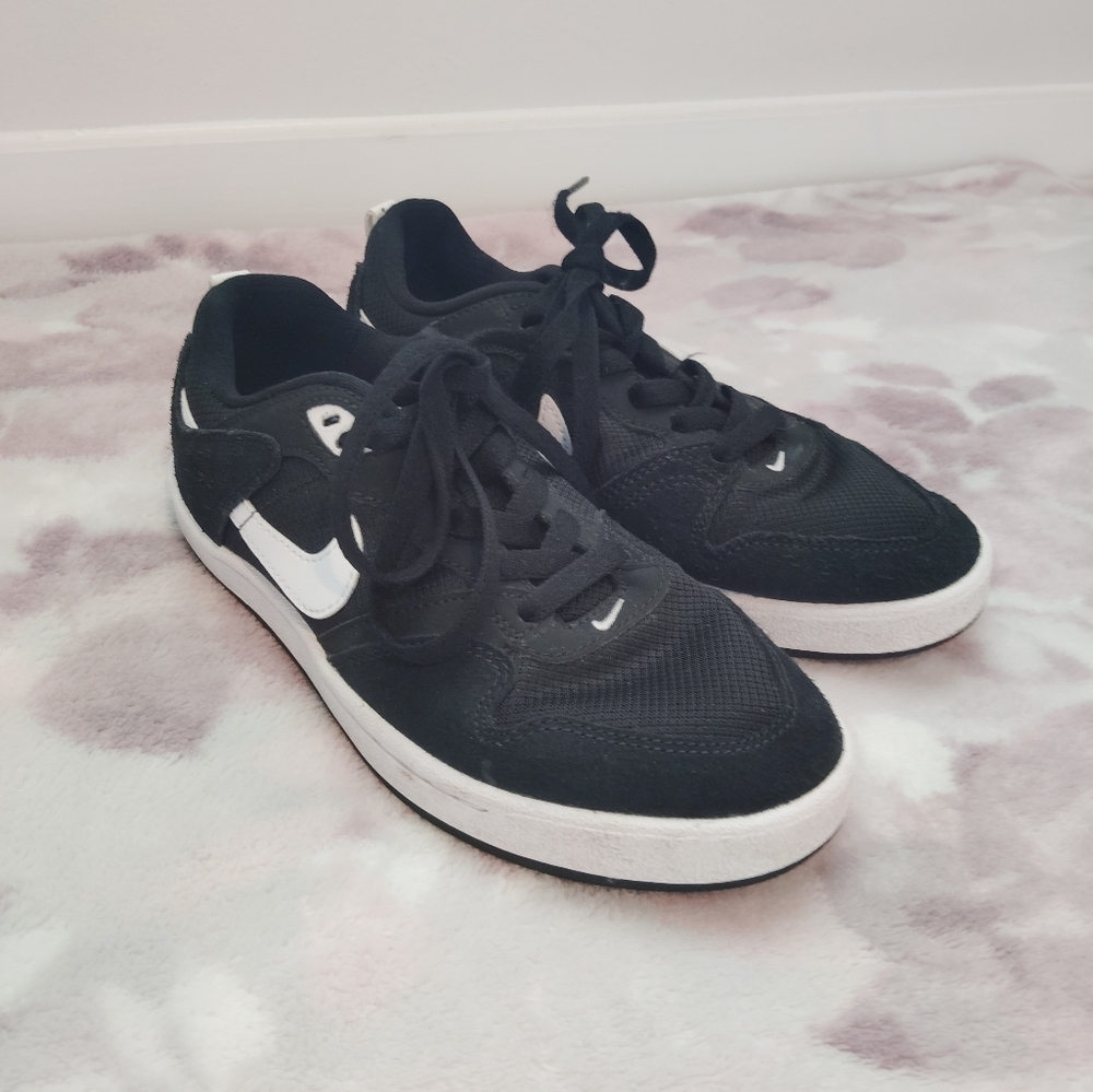 Nike Black and White Sneakers with Classic Skateboard Style - Picture 2 of 7